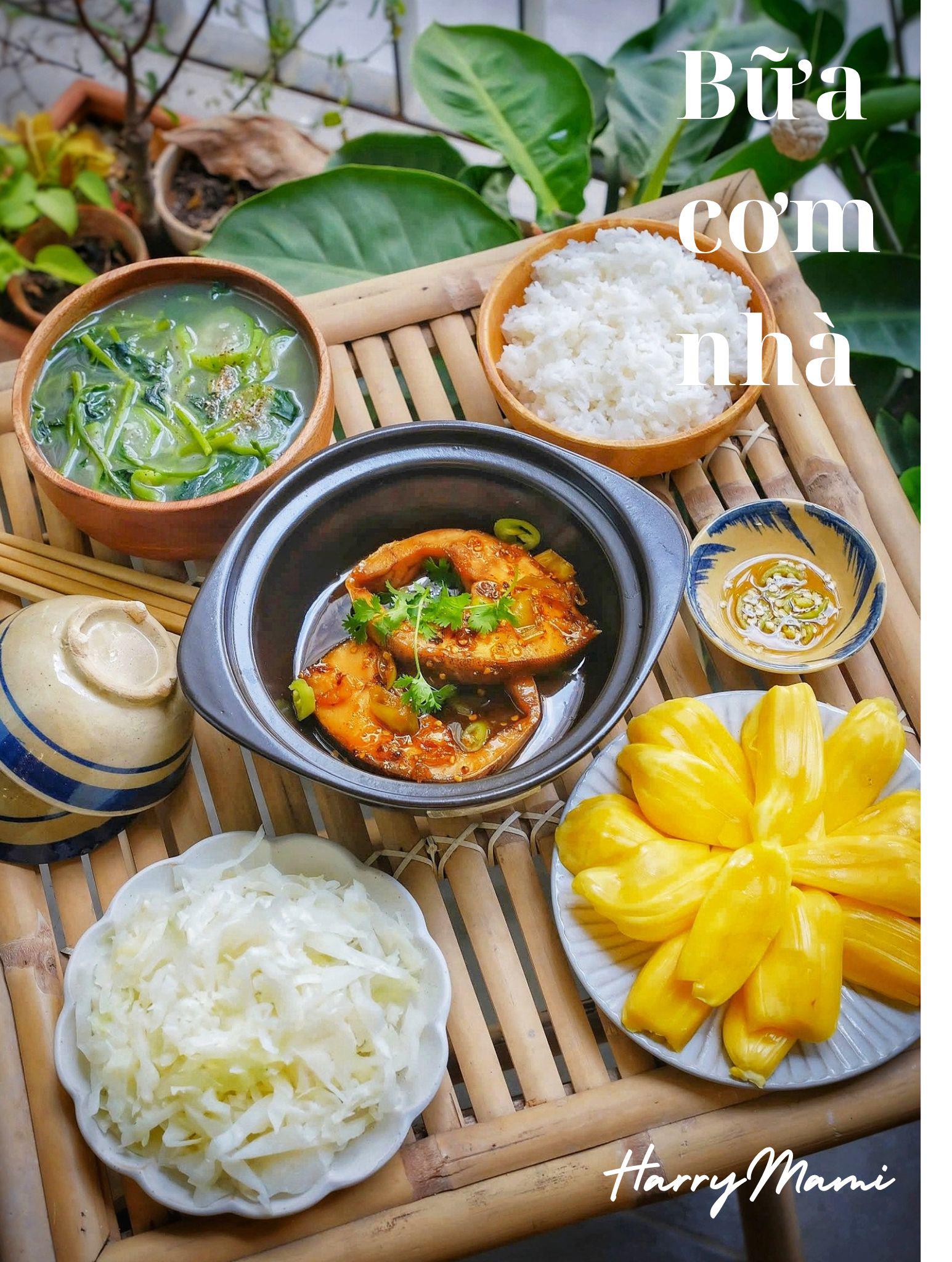 Cá bớp kho - Bắp cải luộc - Canh mướp mồng tơi - Mít chín&nbsp;