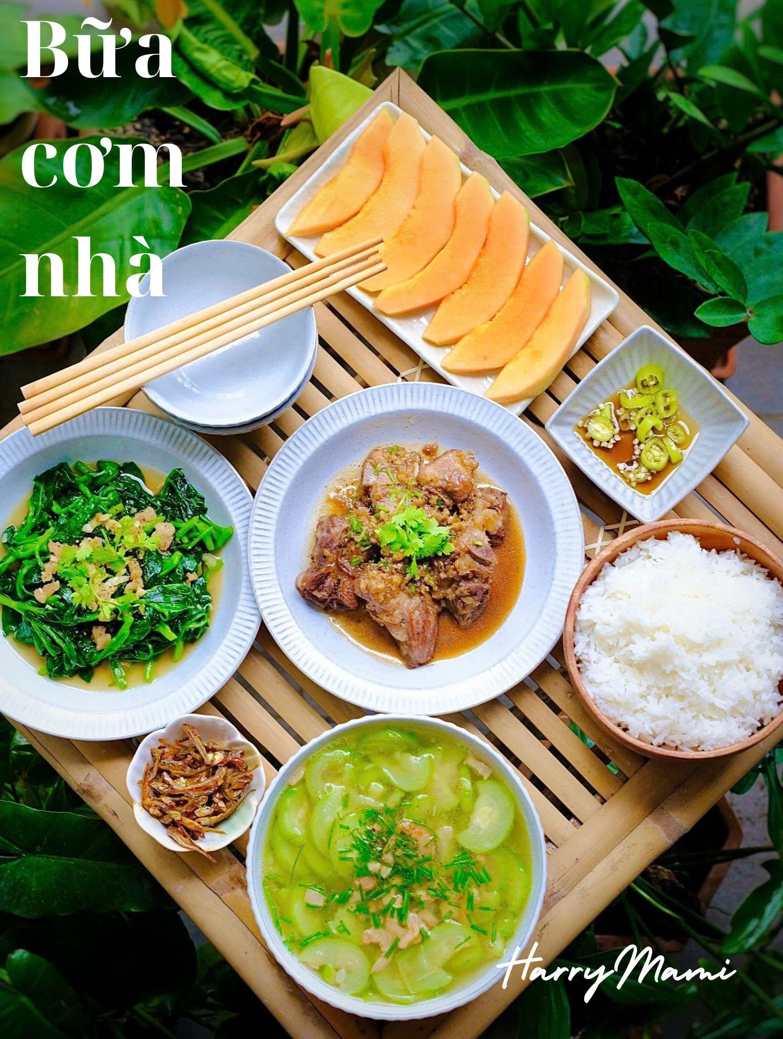 Thịt sườn kho - Canh bí đao - Mồng tơi xào tỏi - Dưa lưới
