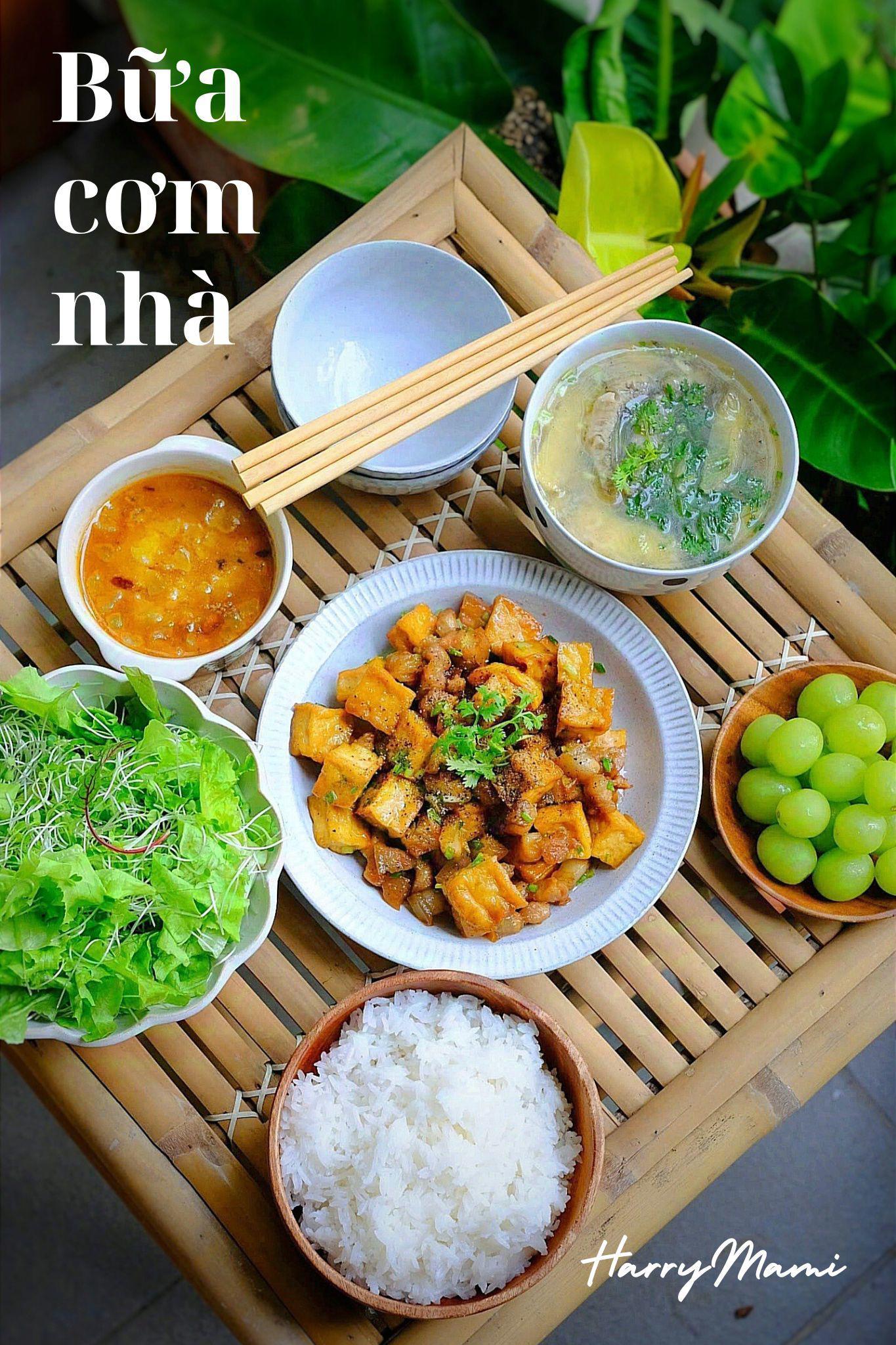 Đậu hũ kho thịt - Rau sống - Nho xanh - Canh thơm cá thệ