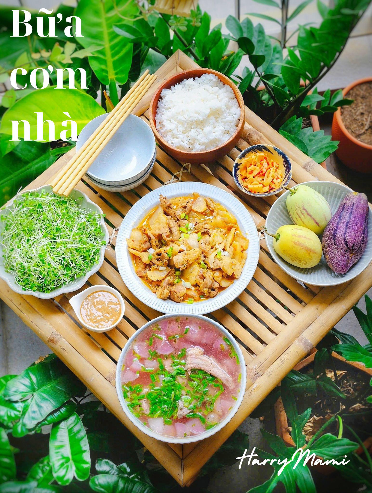 Thịt heo xào - Rau mầm sốt mè rang - Canh củ cải đỏ hầm xương - Dưa pepino