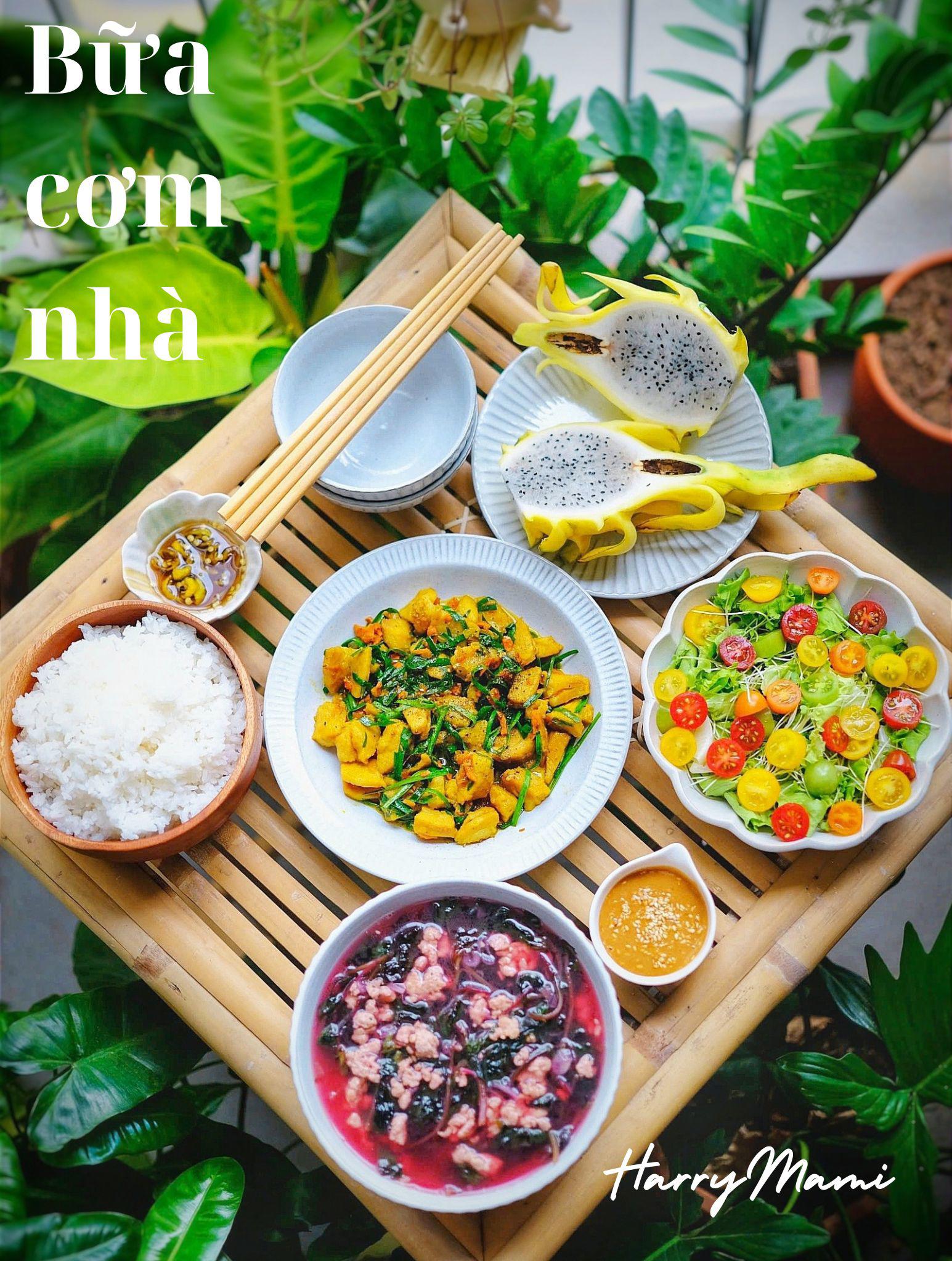 Thịt heo xào nghệ - Rau dền nấu thịt - Salad sốt mè rang - Thanh long vàng