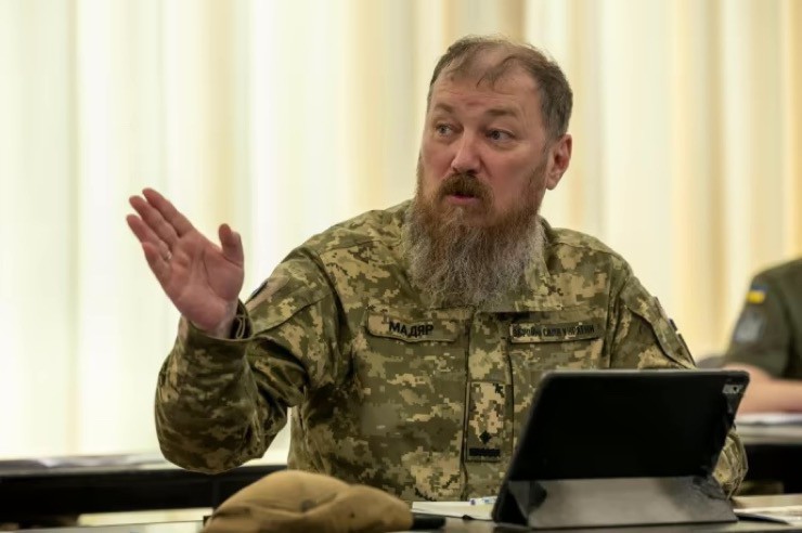 Thiếu tá Robert Brovdi báo cáo với Tổng tư lệnh quân đội Ukraine Oleksandr Syrsky sau một tháng đảm nhận chức vụ mới. Ảnh: Ukrainska Pravda.