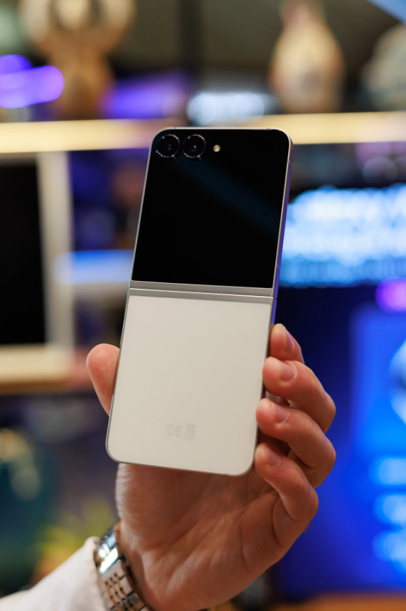 Trên tay Galaxy Z Flip 7 FE giá 