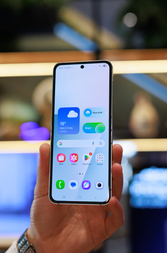 Trên tay Galaxy Z Flip 7 FE giá 