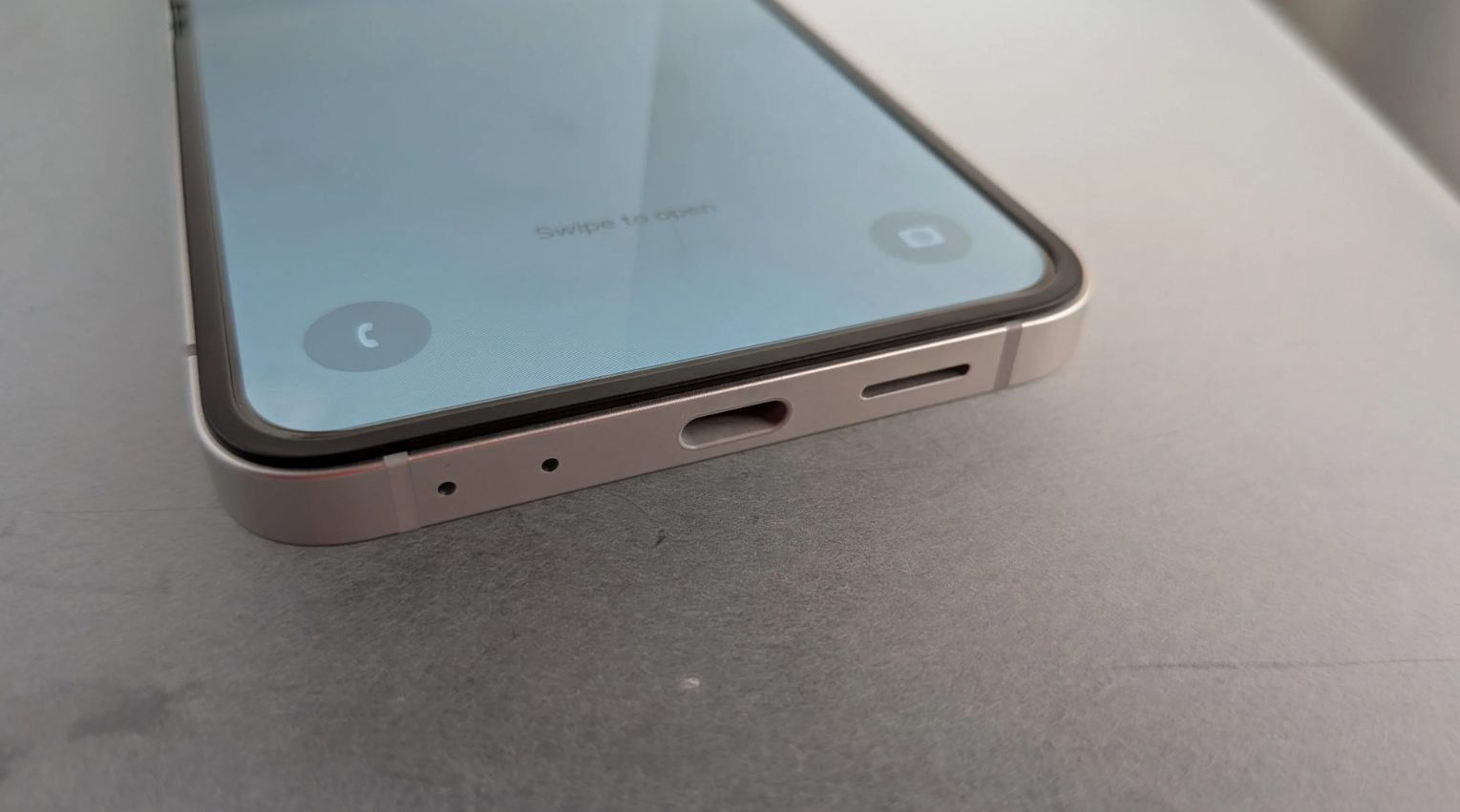 Trên tay Galaxy Z Flip 7 FE giá 