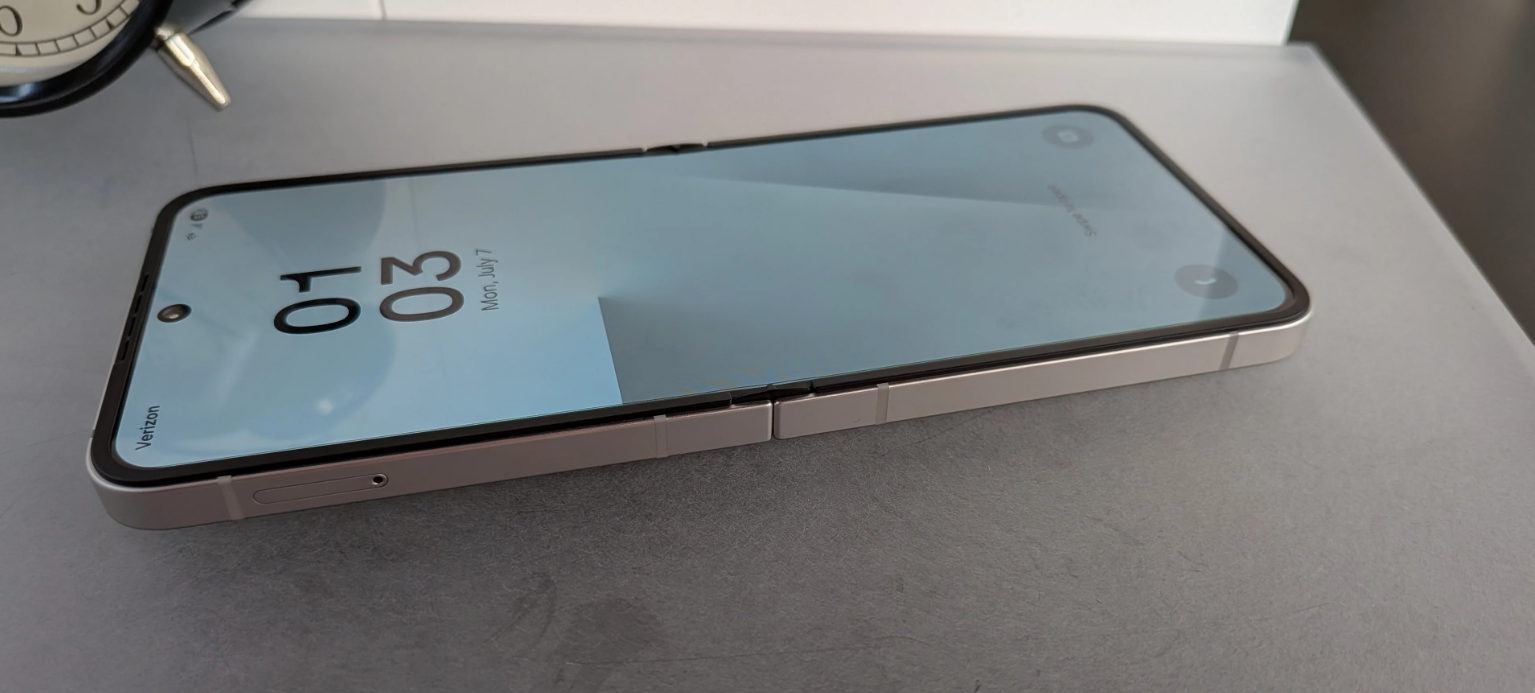 Trên tay Galaxy Z Flip 7 FE giá 