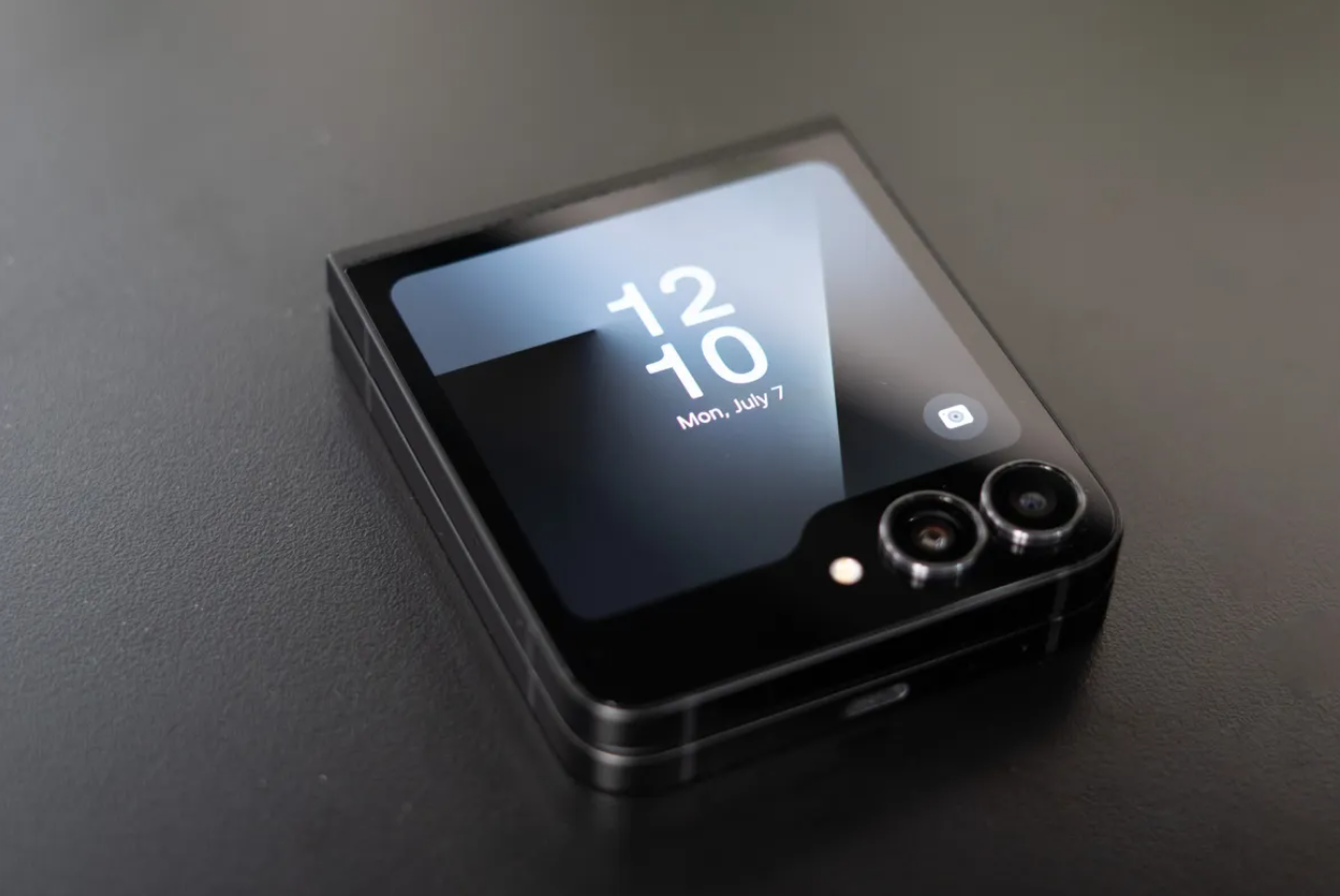 Trên tay Galaxy Z Flip 7 FE giá 