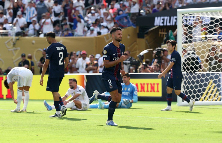 Cầu thủ PSG ăn mừng chiến thắng trước Real Madrid