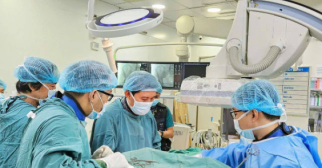 Nửa đêm, vợ nhanh trí giúp chồng sống sót từ dấ...