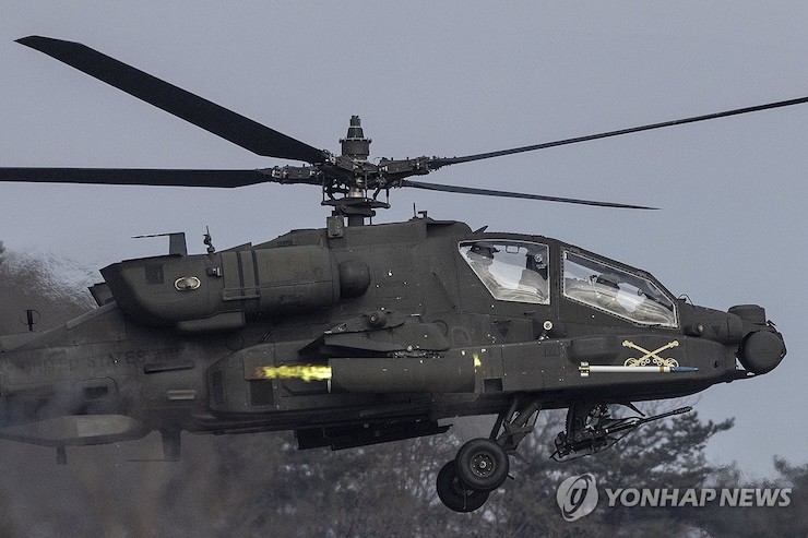 Trực thăng tấn công Apache của Mỹ tham gia tập trận bắn đạn thật ở phía bắc thủ đô Seoul, Hàn Quốc vào ngày 10/2/2025. Ảnh: Yonhap.