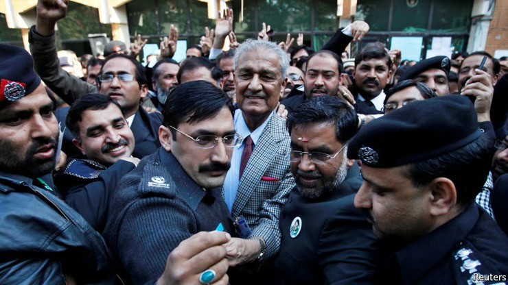 Ông Abdul Qadeer Khan (giữa) là "cha đẻ" chương trình hạt nhân của Pakistan.