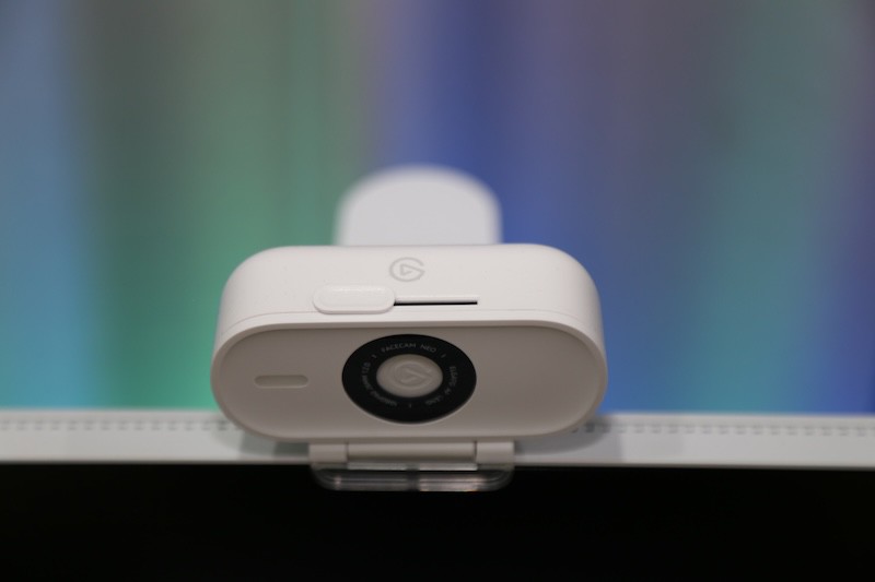 Webcam đi kèm nút gạt để đóng/mở màn che.