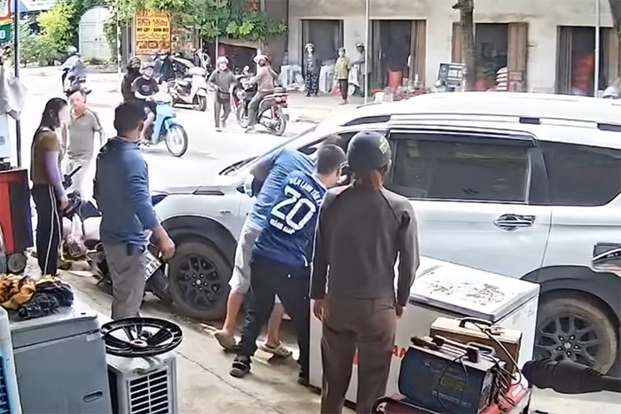 Người đàn ông ở Nghệ An xử lý &#39;nhanh như chớp&#39;, cứu lái xe nghi đột quỵ giữa đường - 1