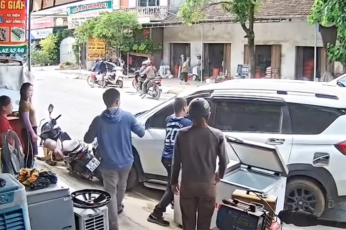 Anh Giáp và một người đàn ông qua đường (mặc áo xanh cộc tay, quần màu ghi) xử lý rất nhanh chóng để cứu tài xế