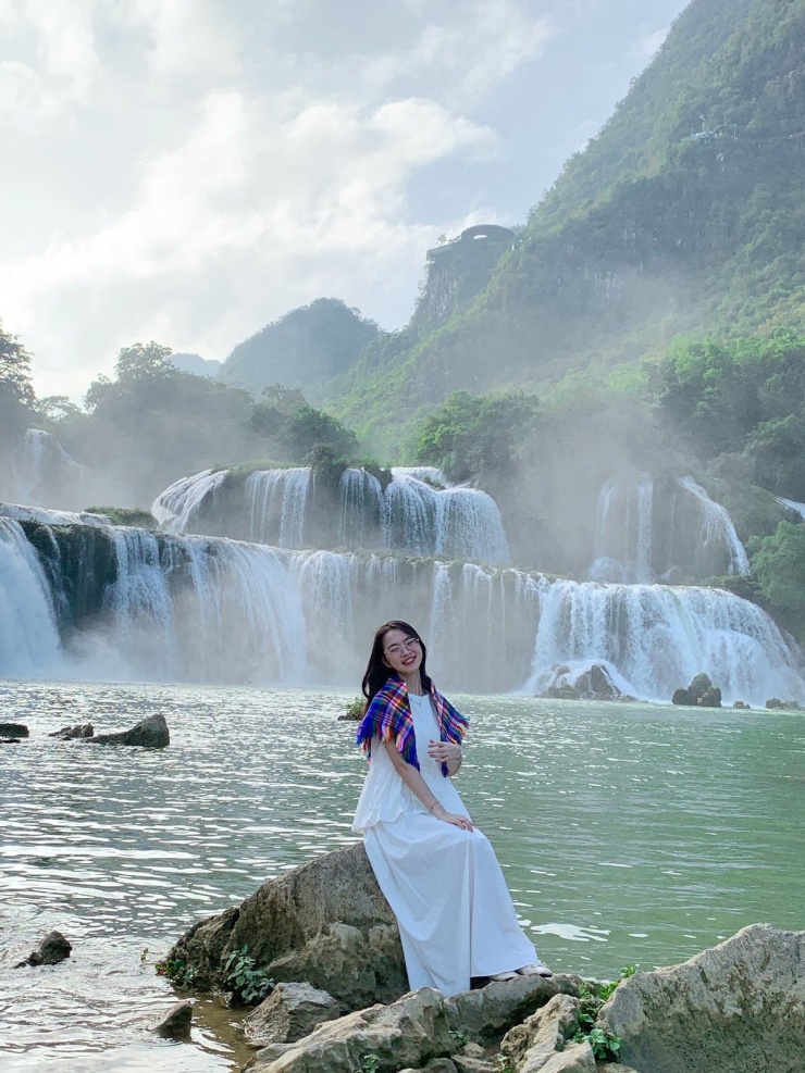 Vào chợ phiên, du khách dễ dàng bắt gặp những sắc màu rực rỡ của váy áo dân tộc, tiếng nói cười xôn xao, và những món đặc sản mang đậm hương vị núi rừng như phở chua, bánh áp chao, vịt quay 7 vị, xôi trám... Không chỉ là món ăn, đó còn là sự kết tinh văn hóa và tinh thần mến khách của người dân nơi đây. Ảnh Hà Mốc