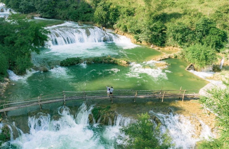 Có lẽ vì thế mà nhiều người đã đến Cao Bằng một lần rồi cứ muốn quay lại mãi. Không phải để tìm điều mới mẻ, mà để sống lại cảm giác an yên từng có, để một lần nữa được thở cùng núi rừng, được bước chậm giữa mùa và giữ cho mình một khoảng lặng dịu dàng trong nhịp sống hối hả thường ngày. Ảnh Bùi Ngọc Lâm