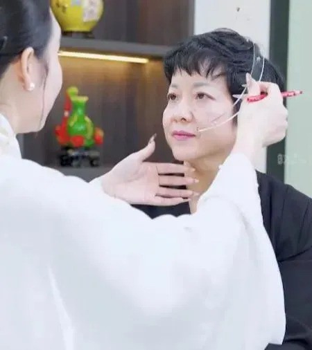 Hàng loạt video nghệ sĩ Việt xuất hiện trong quảng cáo làm chân mày phong thủy tại cơ sở thẩm mỹ Huyền Trân biến mất.