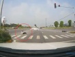 Clip: Đâm văng chục mét vì vượt đèn đỏ, thanh niên 