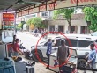 Clip: Tài xế đột quỵ trong xe, anh thợ điện lạnh phá cửa ứng cứu như trong phim