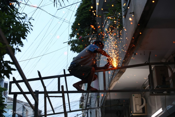 Hàng loạt hộ dân dỡ &#39;chuồng cọp&#39; ở cư xá sau vụ cháy làm 8 người chết - 7