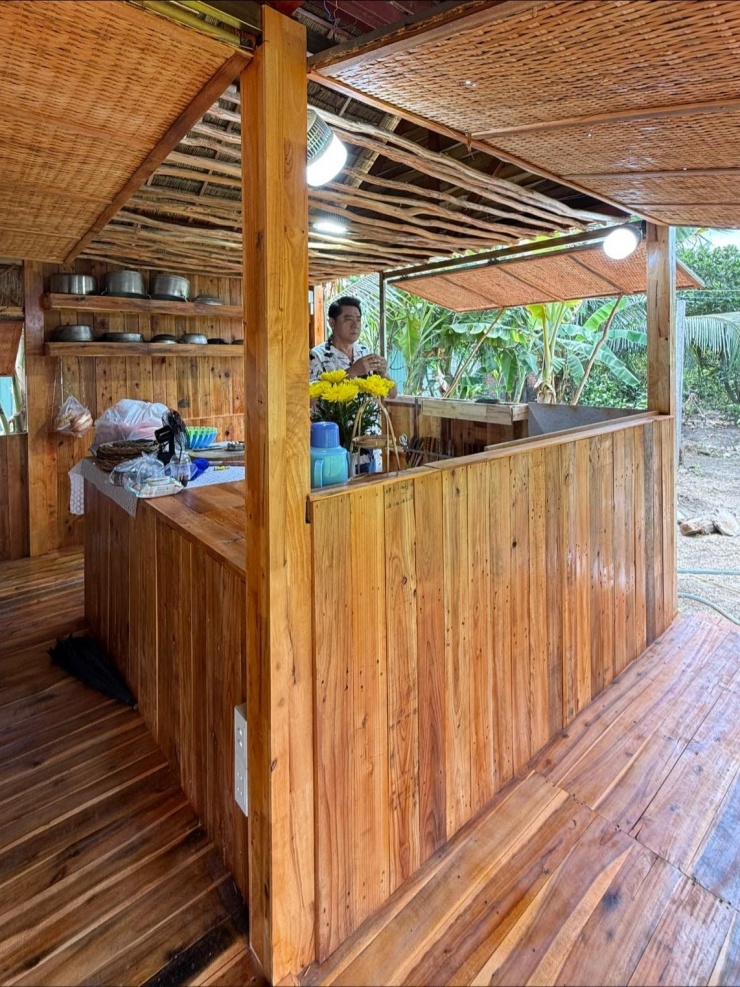 Vì chòi cũ dột nát, Huỳnh Anh Tuấn đốc thúc nhóm thợ thi công nhanh để có chỗ tiếp tục sản xuất nội dung. Dù vậy, anh giám sát kỹ, không để thợ làm ẩu hay xảy ra sai sót.