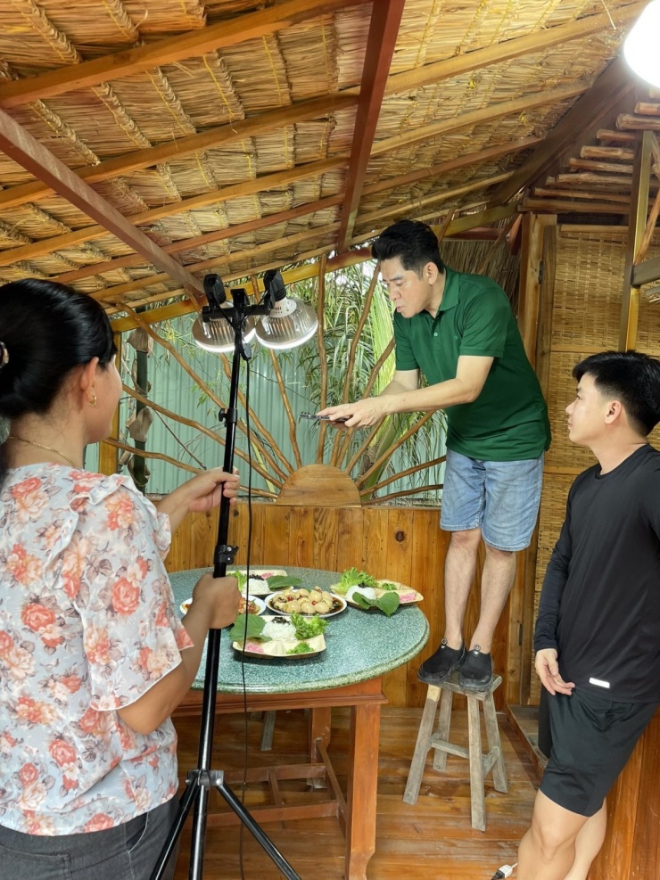 Diễn viên khoe căn bếp thoáng đãng, rộng rãi, phù hợp bày biện quay video.