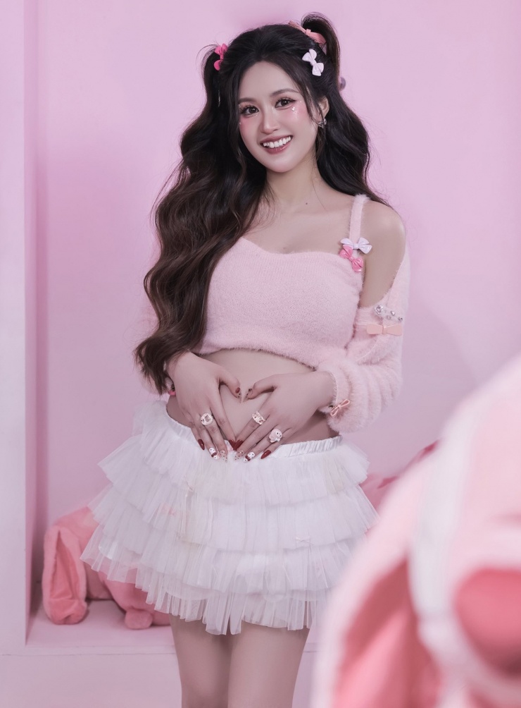 Mang thai những tháng cuối, Phương Hằng hiện sống trong cảm giác vừa hạnh phúc vừa hồi hộp chờ ngày vượt cạn, đón thiên thần nhỏ.