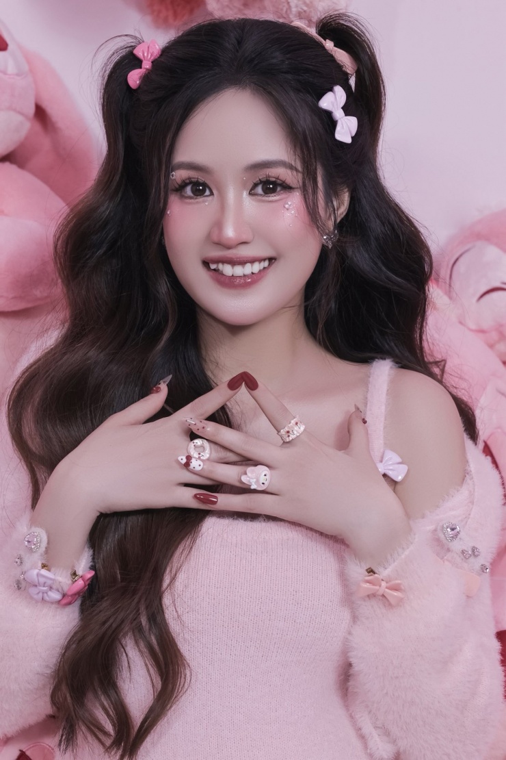 Nhan sắc cùng cách ăn mặc, trang điểm của diễn viên 'Gạo nếp gạo tẻ' ở tuổi U40 được nhiều người khen trẻ trung, nhí nhảnh như nữ sinh trung học.
