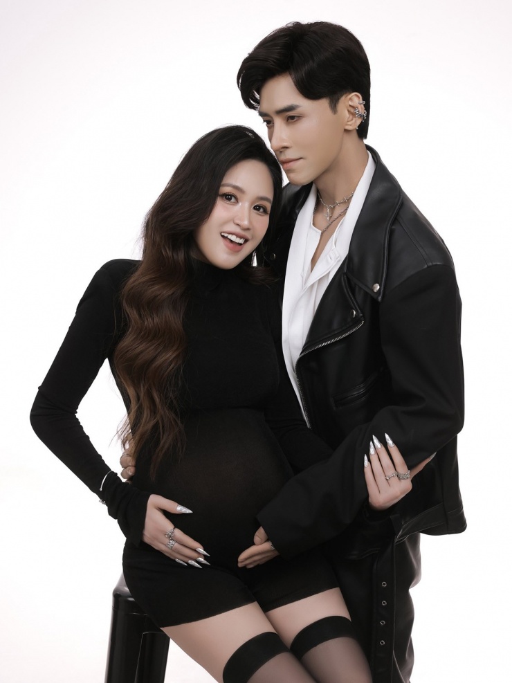 Cặp sao nói 8 năm qua họ tập trung phát triển sự nghiệp và tận hưởng đời sống son rỗi. Đôi vợ chồng mãn nguyện vì em bé đến đúng thời điểm, khi cả hai đã sẵn sàng đón nhận vai trò mới.
