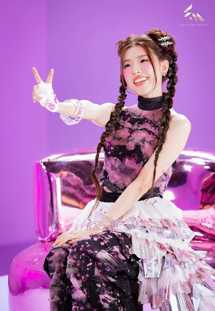 Qua 6 tập phát sóng của chương trình 'Em xinh say hi', Lamoon Diễm Hằng là một trong những gương mặt thu hút nhiều chú ý bởi tài năng ca hát, nhảy múa, sáng tác và ngoại hình nổi bật. Trên mạng xã hội, những đoạn clip ghi lại khoảnh khắc Lamoon sải bước trên sân khấu 'Em xinh say hi' nhận được hàng triệu lượt xem cùng hàng chục nghìn bình luận, chia sẻ.