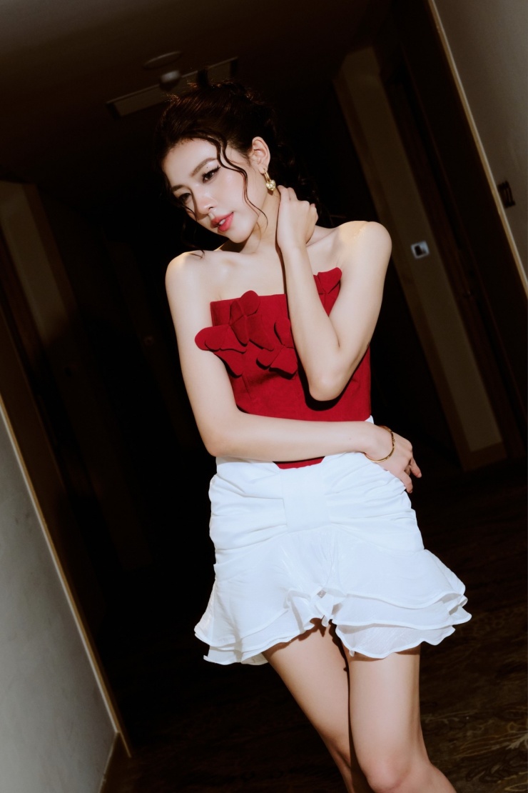 Ca sĩ kể ngày bé, cô cũng như các bạn nhỏ, mơ về chiếc vương miện trước khi ngủ. "Giờ lớn rồi, biết mình không đủ cao, phấn son 2 tiếng trước khi ra đường, nên tôi bớt mơ mộng rồi", Lamoon nói.