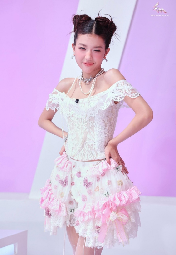 "Tôi cứ tưởng cô ấy là Hoa hậu không đó", "Chuyên văn nữa, đi thi Hoa hậu là ứng xử nuốt mic, cổ đủ wow rồi", "Cô ấy xinh quá, thi hoa hậu thôi Lamoon", "Lamoon thi Miss International Vietnam, còn Muội đi thi Miss Cosmo giùm"..., một số khán giả bình luận.