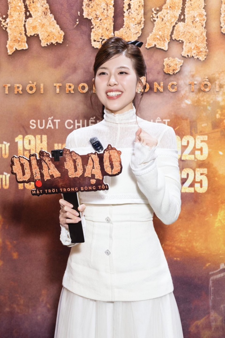 Từ những ngày đầu hoạt động nghệ thuật, Lamoon Diễm Hằng xây dựng hình tượng nghệ sĩ đa tài vừa có thể hát, sáng tác, trình diễn, rap. Bên cạnh đó, cô còn gây ấn tượng với vai diễn Út Khờ trong phim 'Địa Đạo: Mặt trời trong bóng tối' của đạo diễn Bùi Thạc Chuyên, vừa ra rạp hồi tháng 4.