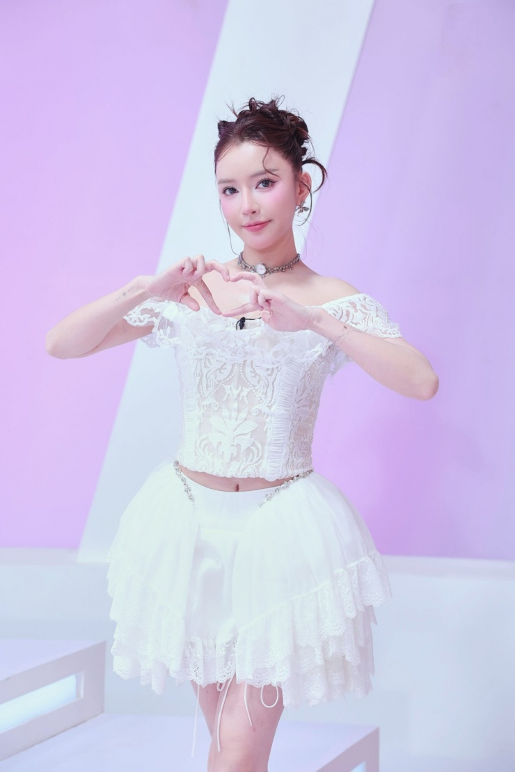 Bích Phương phối chân váy nhiều lớp cùng áo hở eo. Ca sĩ liên tục giữ vai trò đội trưởng tại chương trình do nhận điểm số cá nhân cao.