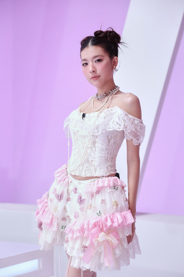 Lamoon đính nơ, bướm lên chân váy xòe nhiều lớp, tạo hình ảnh công chúa.