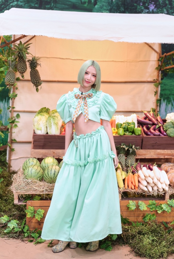 Fashionista Quỳnh Anh Shyn phối đồ phong cách cổ điển kết hợp hiện đại. Mái tóc ngắn, nhuộm màu nổi giúp cô nổi bật khi đứng giữa dàn "em xinh".