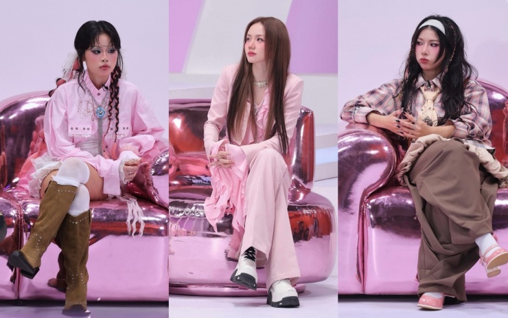 Từ trái qua gồm 52Hz, Phương Ly, Lyhan. Êkíp xây dựng không gian, bối cảnh ghi hình với sắc hồng chủ đạo, phù hợp tinh thần mà show hướng đến.