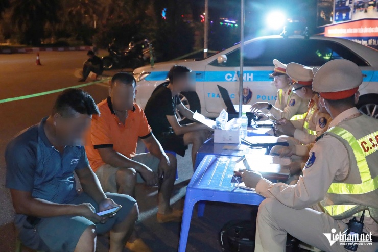 CSGT bật máy kiểm tra ‘thứ không biết nói dối’, tài xế chỉ biết gật đầu nhận lỗi - 11