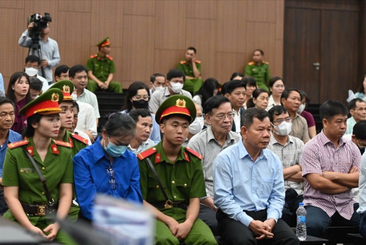 Bị cáo Hoàng Thị Thúy Lan (áo xanh). Ảnh: Hoàng Huy