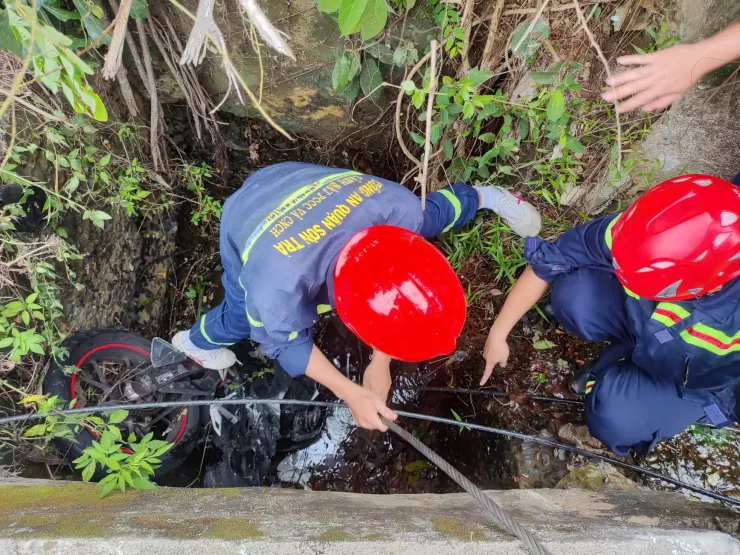 Đội Cảnh sát Phòng cháy chữa cháy và cứu nạn cứu hộ Sơn Trà đưa xe mô tô lên khỏi hiện trường.