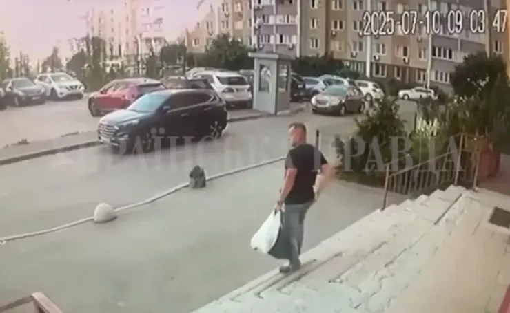 Khoảnh khắc cuối trước khi đại tá tình báo Ukraine bị bắn chết ở Kiev ngày 10-7. Ảnh: EAST2WEST