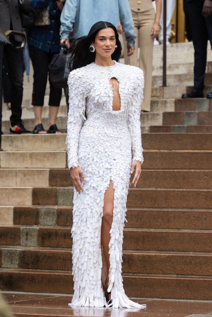 Ca sĩ Dua Lipa tạo sự khác biệt bằng đầm sequin khoét ngực hình lỗ khóa của Schiaparelli. Ảnh: SplashNews