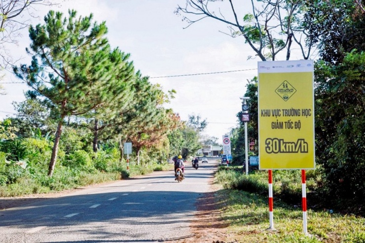Biển giới hạn tốc độ khu vực trường học. 