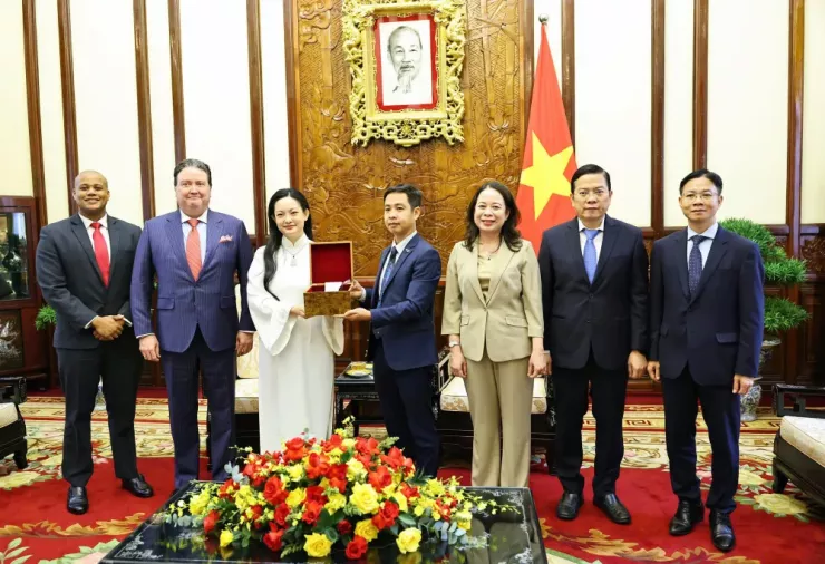 Phó Chủ tịch nước Võ Thị Ánh Xuân chứng kiến cô Amanda Nguyễn bàn giao lại các hạt sen giống của Việt Nam đã tiếp nhận từ Trung tâm Vũ trụ Việt Nam (VNSC) để mang lên không gian trong chuyến bay như biểu tượng của tình yêu và tinh thần say mê nghiên cứu, khám phá khoa học - Ảnh: VGP