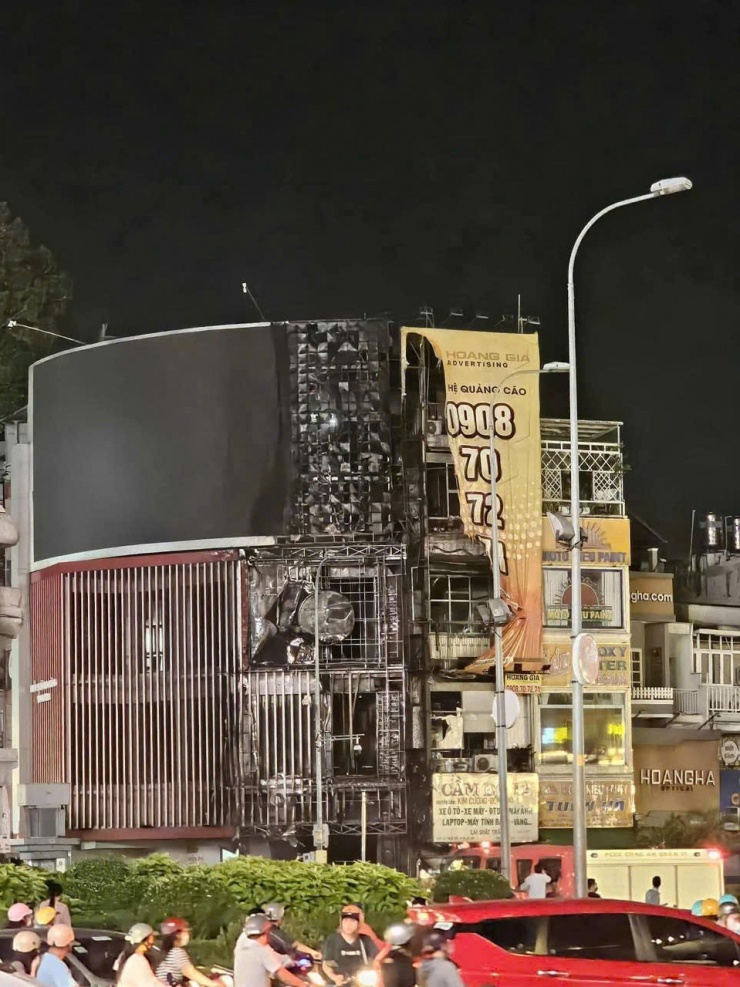 Mặt tiền 2 ngôi nhà bị cháy, hư hỏng nặng. Ảnh: TK