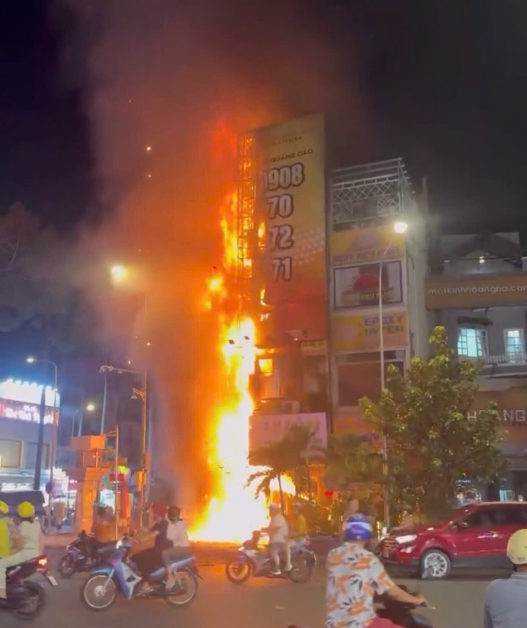 Lửa đỏ rực ở phía mặt tiền