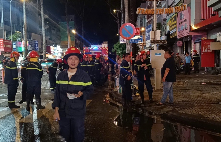 Cháy lớn ở hai ngôi nhà cao tầng trung tâm TPHCM, lửa đỏ rực bao trùm mặt tiền - 6