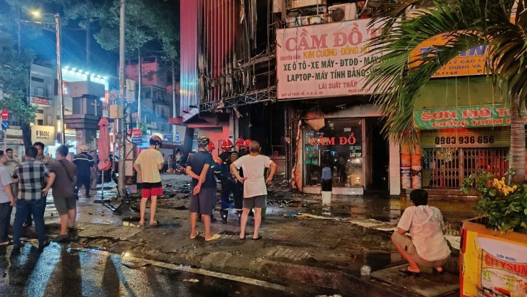 Công an khám nghiệm hiện trường, điều tra nguyên nhân vụ cháy. Ảnh: MH