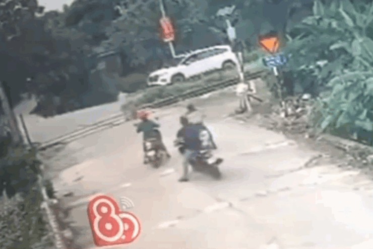 Clip: Nam thanh niên cứu cháu bé thoát chết trong tích tắc khi tàu hỏa lao đến