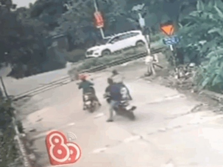 Clip: Nam thanh niên cứu cháu bé thoát chết trong tích tắc khi tàu hỏa lao đến